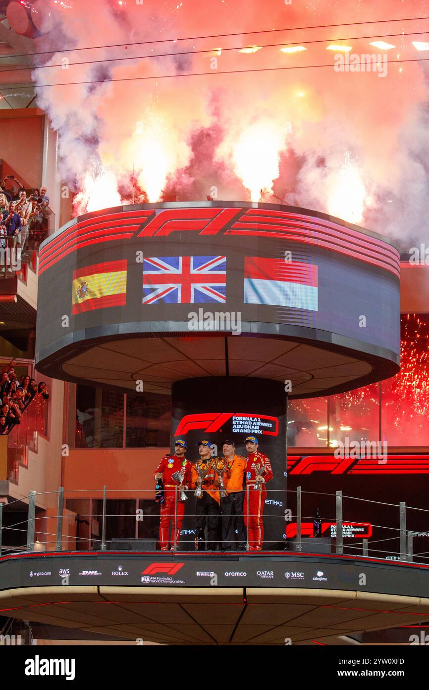 Yas Marina, Abu Dhabi. Dezember 2024. SIEGERPODEST; von L bis R Carlos Sainz Jr. (ESP) - Scuderia Ferrari - Ferrari SF-24 - Ferrari, Lando Norris (GBR) - McLaren Formel 1 Team - McLaren MCL38 - Mercedes Charles Leclerc (MON) - Scuderia Ferrari - Ferrari SF-24 - Ferrar Zak Brown (USA) - CEO McLaren Racing am Renntag, Sonntag DES 1 Dezember 6-8, 2024 Marco Alsias de Dhabi, Sonntag von Abu Dhabi, Grand Prix Airways, Abu Dhabi, Abu Dhabi Airways, Abu Dhabi, Abu Dhabi, Abu Dhabi, Abu Dhabi, Abu Dhabi, Abu Dhabi, Abu Dhabi, Abu Dhabi, Abu Dhabi, Abu Dhabi, 1. Dezember 2024 Stockfoto