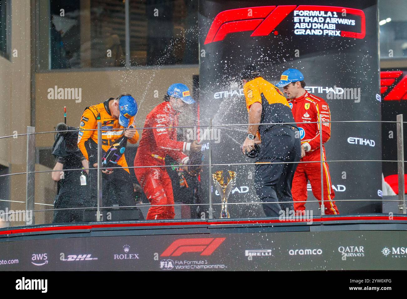 Yas Marina, Abu Dhabi. Dezember 2024. SIEGERPODEST; von L bis R Carlos Sainz Jr. (ESP) - Scuderia Ferrari - Ferrari SF-24 - Ferrari, Lando Norris (GBR) - McLaren Formel 1 Team - McLaren MCL38 - Mercedes Charles Leclerc (MON) - Scuderia Ferrari - Ferrari SF-24 - Ferrar Zak Brown (USA) - CEO McLaren Racing am Renntag, Sonntag DES 1 Dezember 6-8, 2024 Marco Alsias de Dhabi, Sonntag von Abu Dhabi, Grand Prix Airways, Abu Dhabi, Abu Dhabi Airways, Abu Dhabi, Abu Dhabi, Abu Dhabi, Abu Dhabi, Abu Dhabi, Abu Dhabi, Abu Dhabi, Abu Dhabi, Abu Dhabi, Abu Dhabi, 1. Dezember 2024 Stockfoto