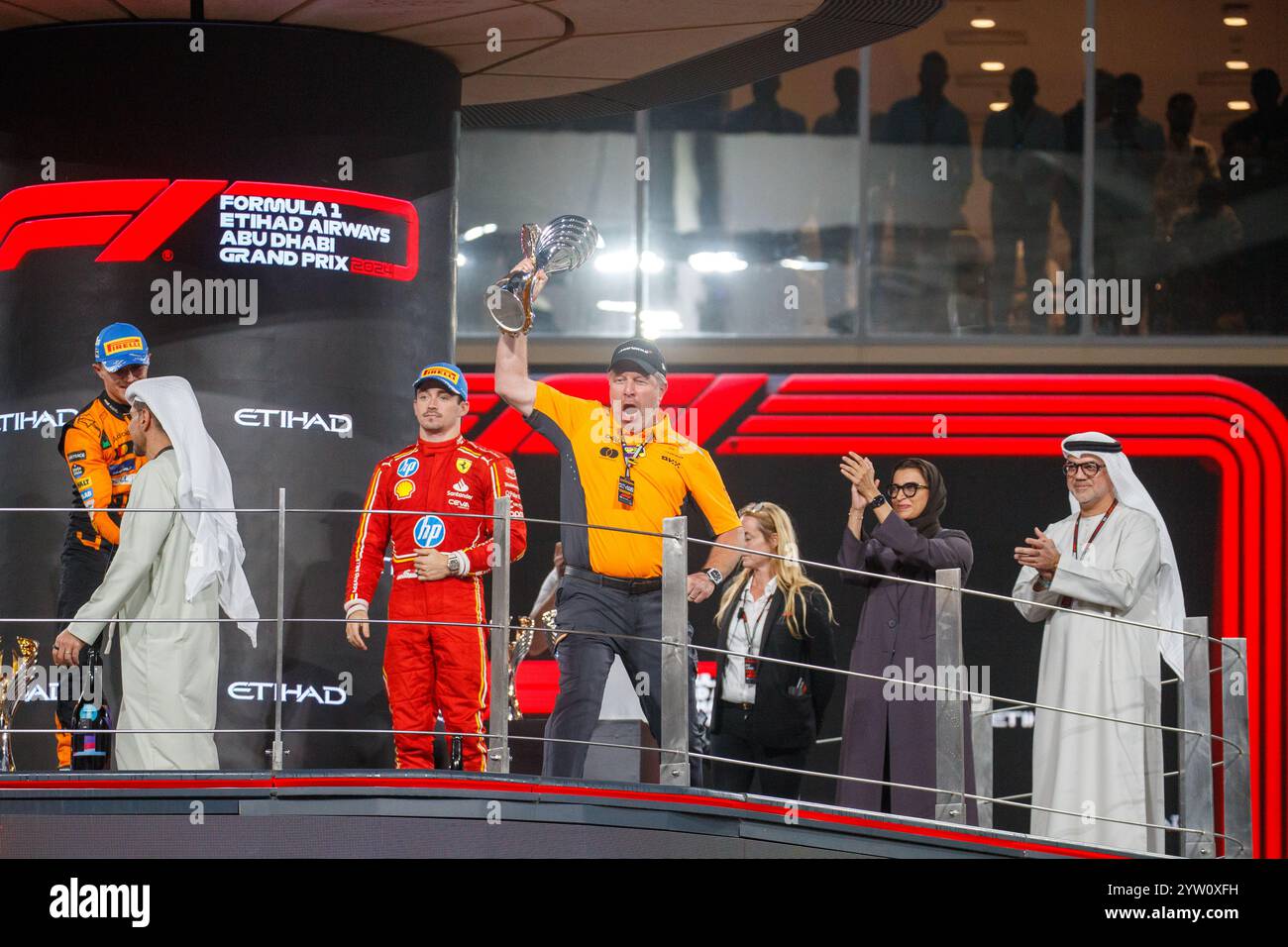 Yas Marina, Abu Dhabi. Dezember 2024. SIEGERPODEST; von L bis R Carlos Sainz Jr. (ESP) - Scuderia Ferrari - Ferrari SF-24 - Ferrari, Lando Norris (GBR) - McLaren Formel 1 Team - McLaren MCL38 - Mercedes Charles Leclerc (MON) - Scuderia Ferrari - Ferrari SF-24 - Ferrar Zak Brown (USA) - CEO McLaren Racing am Renntag, Sonntag DES 1 Dezember 6-8, 2024 Marco Alsias de Dhabi, Sonntag von Abu Dhabi, Grand Prix Airways, Abu Dhabi, Abu Dhabi Airways, Abu Dhabi, Abu Dhabi, Abu Dhabi, Abu Dhabi, Abu Dhabi, Abu Dhabi, Abu Dhabi, Abu Dhabi, Abu Dhabi, Abu Dhabi, 1. Dezember 2024 Stockfoto