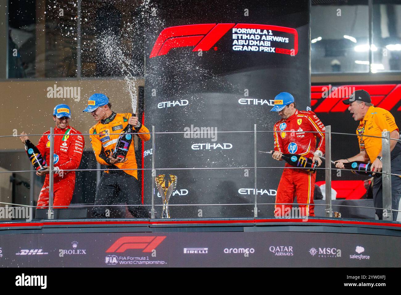 Yas Marina, Abu Dhabi. Dezember 2024. SIEGERPODEST; von L bis R Carlos Sainz Jr. (ESP) - Scuderia Ferrari - Ferrari SF-24 - Ferrari, Lando Norris (GBR) - McLaren Formel 1 Team - McLaren MCL38 - Mercedes Charles Leclerc (MON) - Scuderia Ferrari - Ferrari SF-24 - Ferrar Zak Brown (USA) - CEO McLaren Racing am Renntag, Sonntag DES 1 Dezember 6-8, 2024 Marco Alsias de Dhabi, Sonntag von Abu Dhabi, Grand Prix Airways, Abu Dhabi, Abu Dhabi Airways, Abu Dhabi, Abu Dhabi, Abu Dhabi, Abu Dhabi, Abu Dhabi, Abu Dhabi, Abu Dhabi, Abu Dhabi, Abu Dhabi, Abu Dhabi, 1. Dezember 2024 Stockfoto