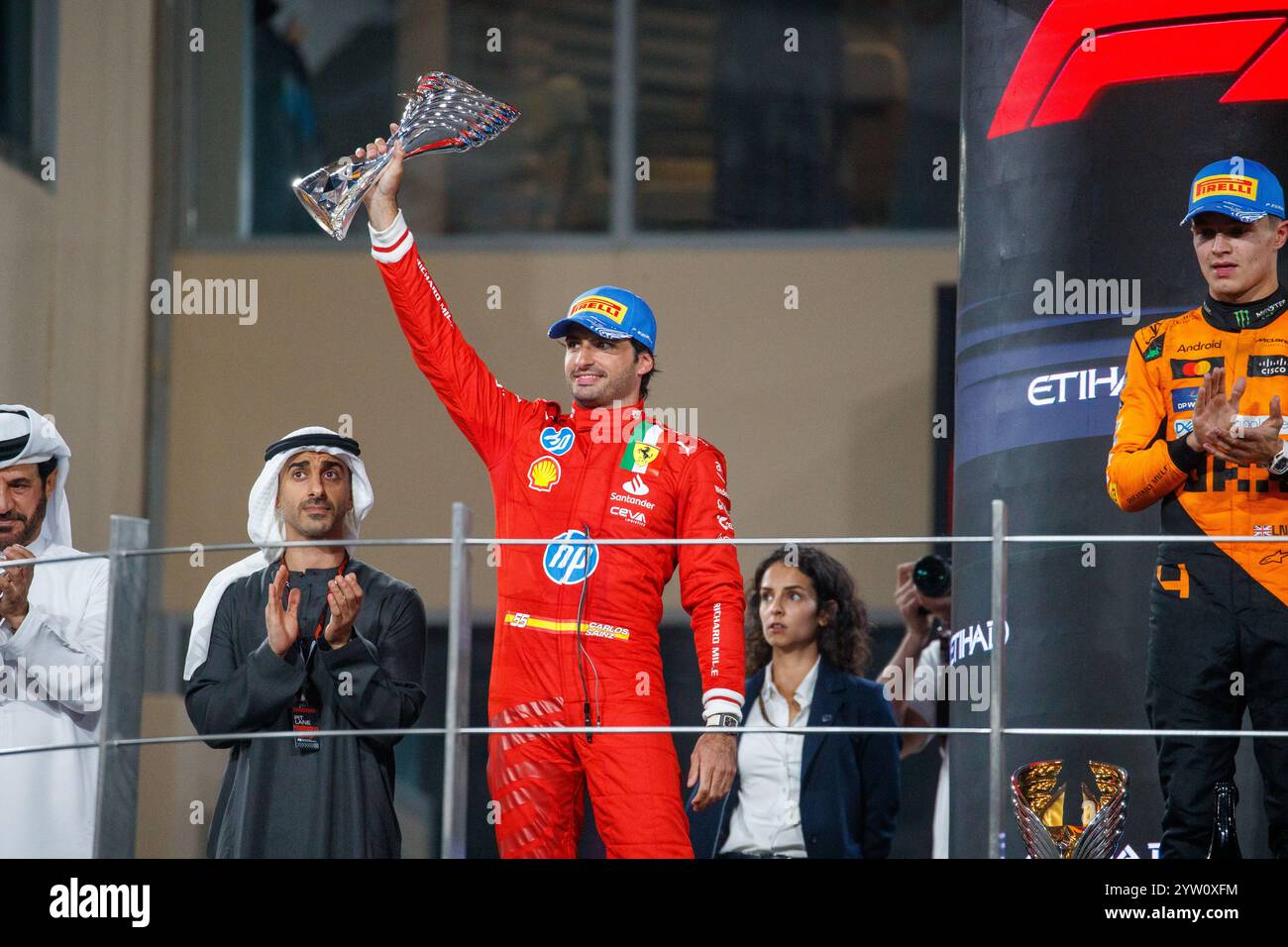 Yas Marina, Abu Dhabi. Dezember 2024. SIEGERPODEST; von L bis R Carlos Sainz Jr. (ESP) - Scuderia Ferrari - Ferrari SF-24 - Ferrari, Lando Norris (GBR) - McLaren Formel 1 Team - McLaren MCL38 - Mercedes Charles Leclerc (MON) - Scuderia Ferrari - Ferrari SF-24 - Ferrar Zak Brown (USA) - CEO McLaren Racing am Renntag, Sonntag DES 1 Dezember 6-8, 2024 Marco Alsias de Dhabi, Sonntag von Abu Dhabi, Grand Prix Airways, Abu Dhabi, Abu Dhabi Airways, Abu Dhabi, Abu Dhabi, Abu Dhabi, Abu Dhabi, Abu Dhabi, Abu Dhabi, Abu Dhabi, Abu Dhabi, Abu Dhabi, Abu Dhabi, 1. Dezember 2024 Stockfoto