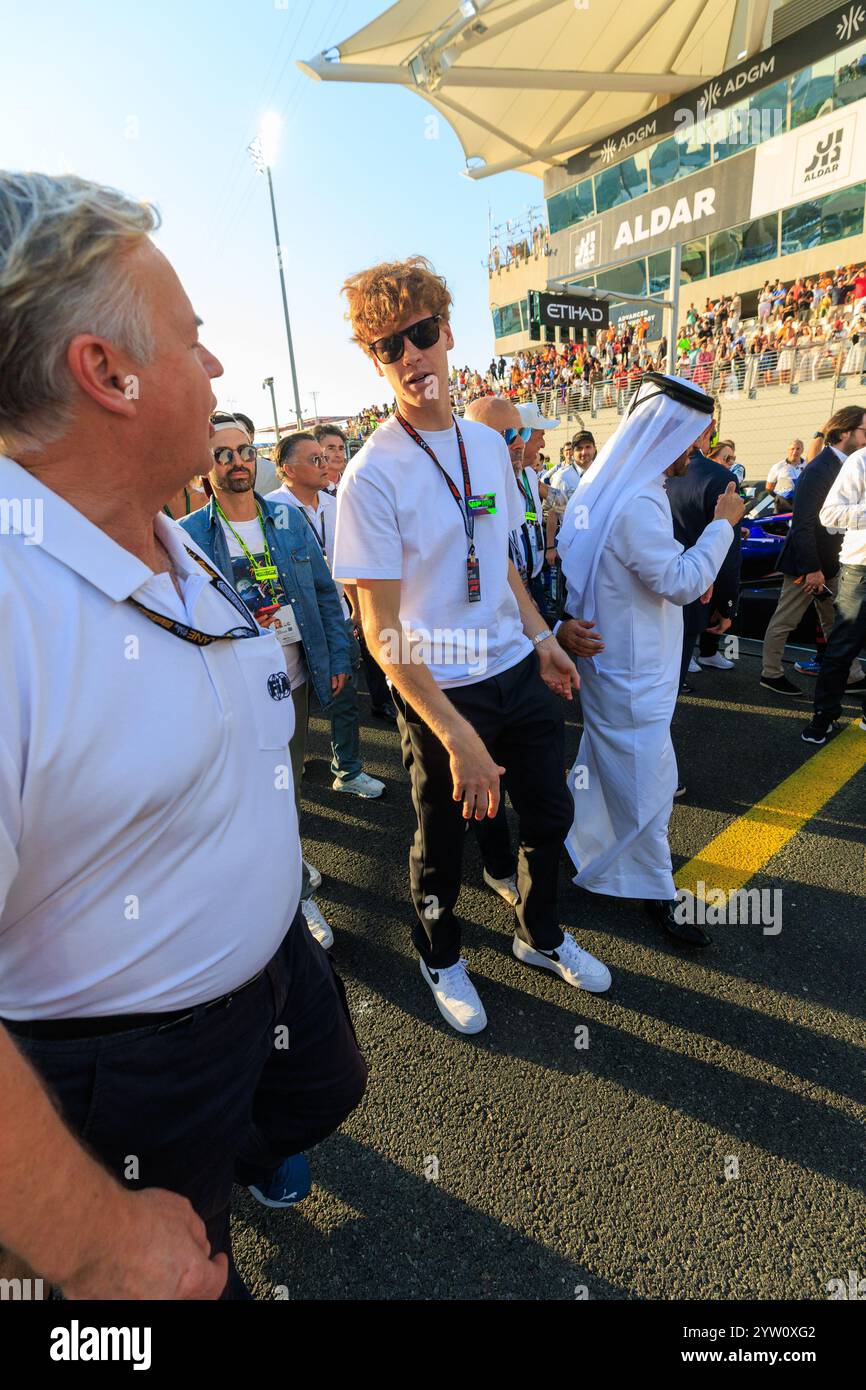 Yas Marina, Abu Dhabi. Dezember 2024. Jannik Sinner (ITA) Tennisspieler am Renntag, Sonntag des Formel 1 Etihad Airways Abu Dhabi Grand Prix 2024, Yas Marina, Abu Dhabi 6-8 Dezember 2024 Credit: Alessio de Marco/Alamy Live News Stockfoto