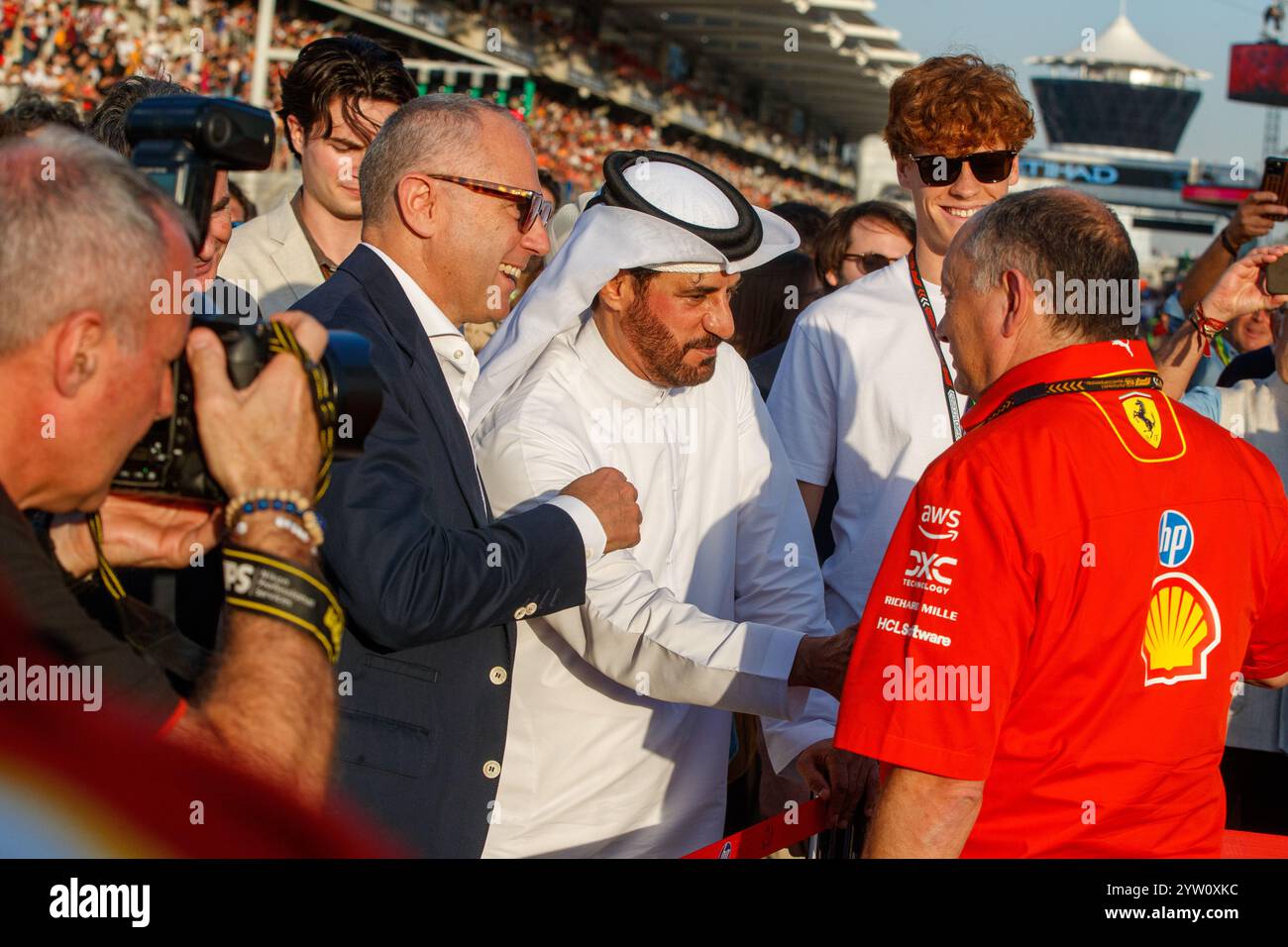 Yas Marina, Abu Dhabi. Dezember 2024. Stefano Domenicali (ITA) - CEO Formel 1 G Mohammed bin Sulayem (Eau) - FIA Presid Frederic Vasseur (FRA) - Scuderia Ferrari F1 Team Principal und Jannik Sinner (ITA) Tennisspieler während des Renntages, Sonntag des Formel 1 Etihad Airways Abu Dhabi Grand Prix 2024, Yas Marina, Abu Dhabi 6-8 Dezember 2024 Credit: Alessio de Marco/Alamy Live News Stockfoto