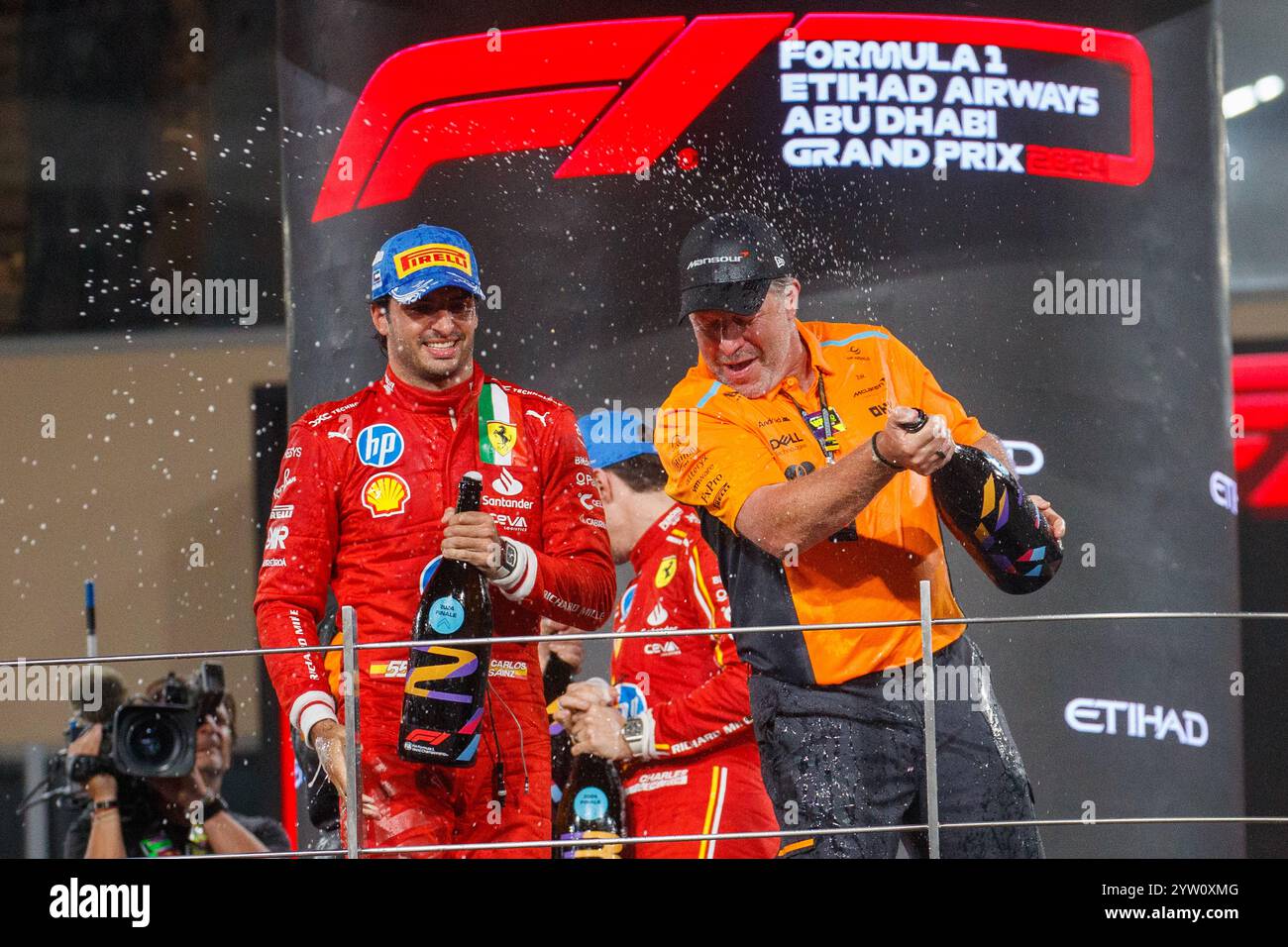 Yas Marina, Abu Dhabi. Dezember 2024. SIEGERPODEST; von L bis R Carlos Sainz Jr. (ESP) - Scuderia Ferrari - Ferrari SF-24 - Ferrari, Lando Norris (GBR) - McLaren Formel 1 Team - McLaren MCL38 - Mercedes Charles Leclerc (MON) - Scuderia Ferrari - Ferrari SF-24 - Ferrar Zak Brown (USA) - CEO McLaren Racing am Renntag, Sonntag DES 1 Dezember 6-8, 2024 Marco Alsias de Dhabi, Sonntag von Abu Dhabi, Grand Prix Airways, Abu Dhabi, Abu Dhabi Airways, Abu Dhabi, Abu Dhabi, Abu Dhabi, Abu Dhabi, Abu Dhabi, Abu Dhabi, Abu Dhabi, Abu Dhabi, Abu Dhabi, Abu Dhabi, 1. Dezember 2024 Stockfoto