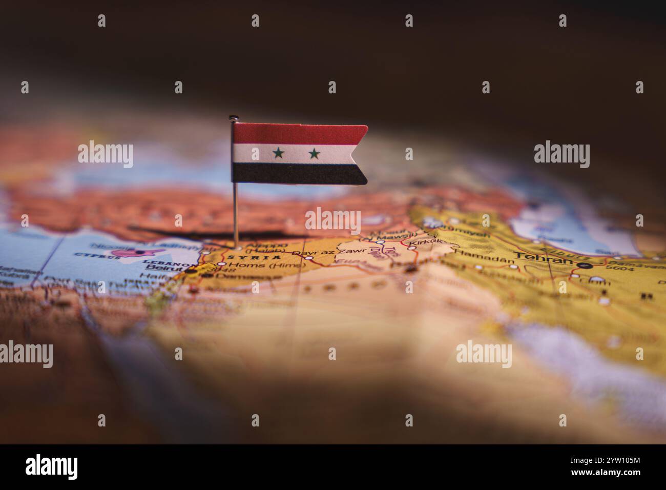 Syrische Flagge auf Weltkarte. Syrische Revolution. Al-Assad syrische Rebellen Revolution. Damaskus, Syrien - 7. Dezember 2024 Stockfoto