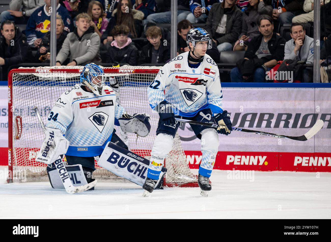 Michael Garteig (Torwart, ERC Ingolstadt Panther, #34) und Mathew Bodie (ERC Ingolstadt Panther, #22) GER, EHC Red Bull München vs. ERC Ingolstadt, Eishockey, DEL, 24. Spieltag, Saison 2024/2025, 08.12.2024. Foto: Eibner-Pressefoto/Heike Feiner Stockfoto