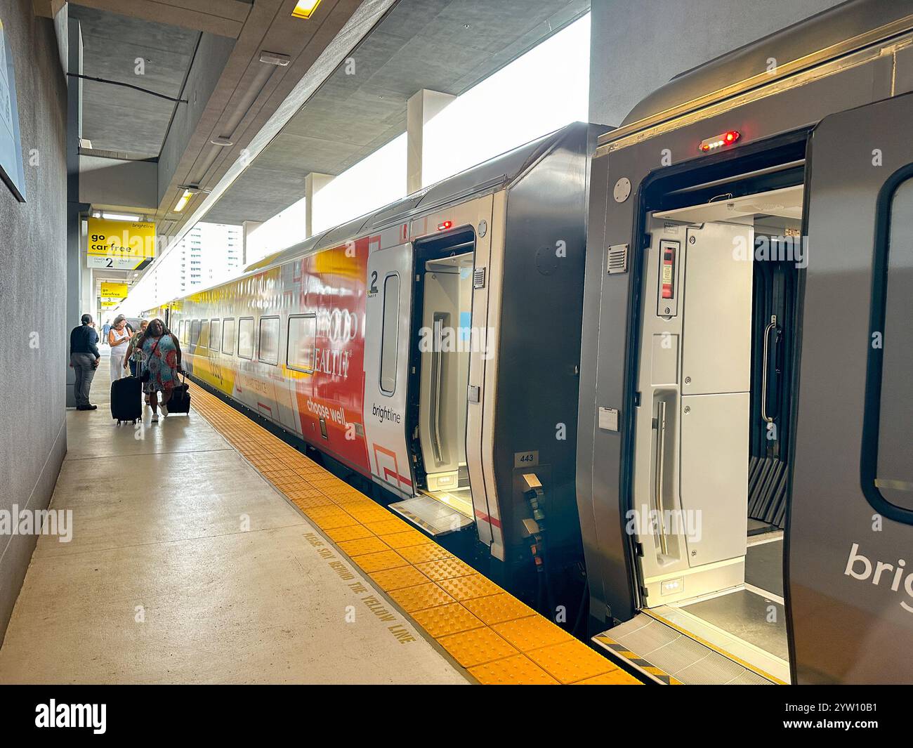 Miami, Florida, USA - 2. Dezember 2023: Express-Zug nach Fort Lauderdale, betrieben von Brightline, wartet am Bahnsteig in der Innenstadt von Miami - Smartphone-aufgenommenes Stockfoto