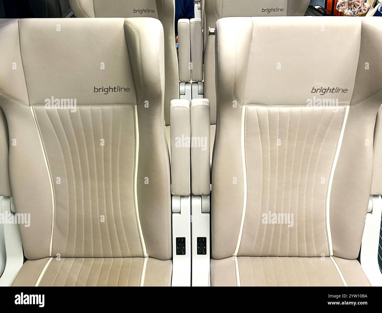Miami, Florida, USA - 2. Dezember 2023: Sitzplätze im Business-Class-Wagen eines von Brightlinemfort betriebenen Zuges - Smartphone-aufgenommenes Stockfoto