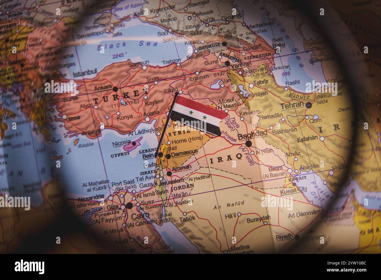 Syrische Flagge auf Weltkarte. Syrische Revolution. Al-Assad syrische Rebellen Revolution. Damaskus, Syrien - 7. Dezember 2024 Stockfoto
