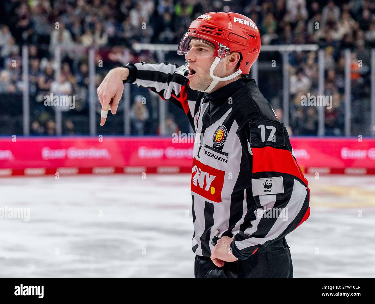 Hauptschiedsrichter Kilian Hinterdobler. GER, EHC Red Bull München vs. ERC Ingolstadt, Eishockey, DEL, 24. Spieltag, Saison 2024/2025, 08.12.2024. Foto: Eibner-Pressefoto/Heike Feiner Stockfoto