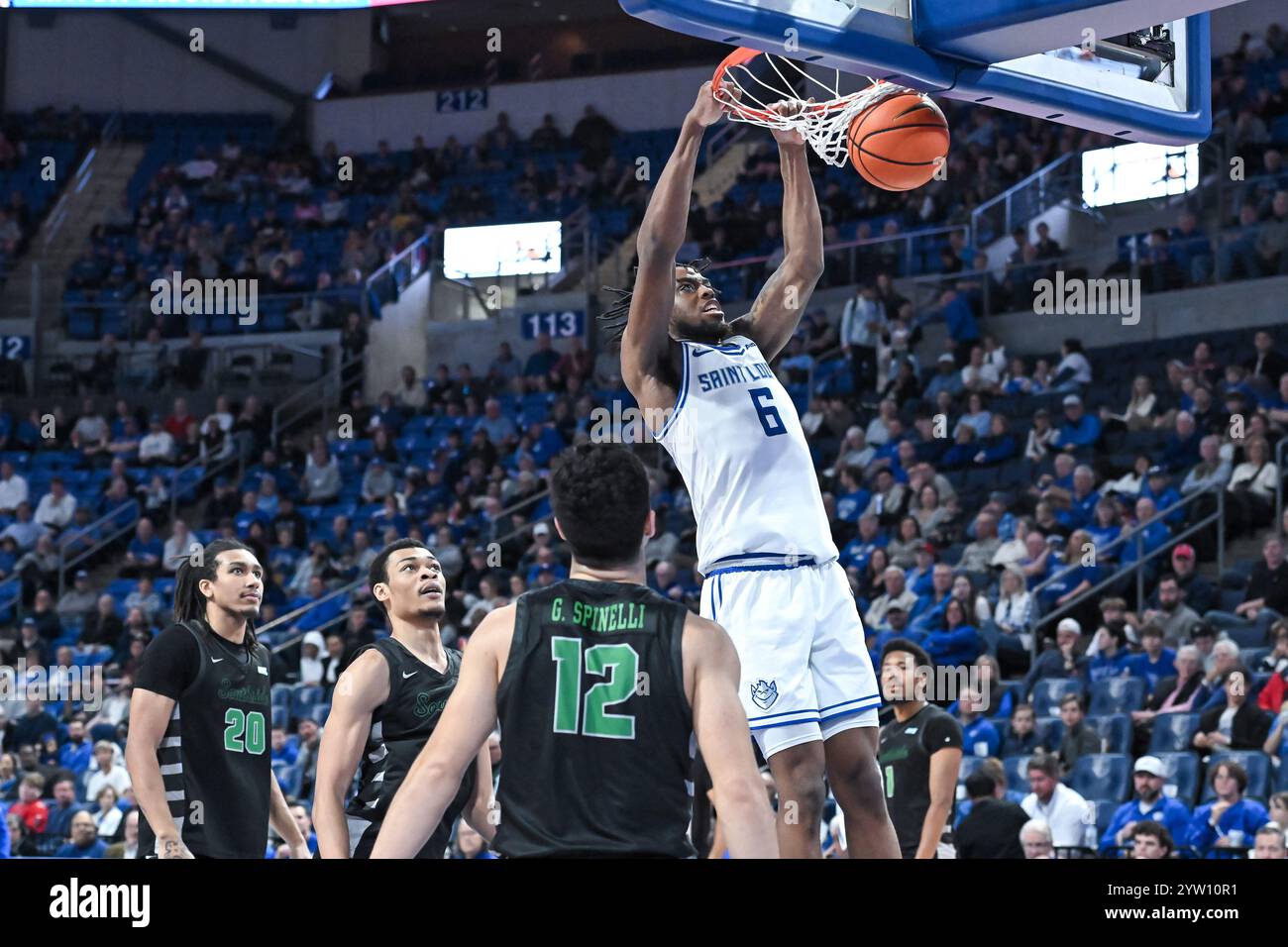 St. Louis, USA. Dezember 2024. 8. DEZEMBER 2024: Saint Louis Billikens Stürmer Kalu Anya (6) schlüpft in die Chicago State Defense, um den Ball in einem regulären Saisonspiel, in dem die Chicago State Cougars die Saint Louis Billikens besuchten, um zwei Punkte durch den Korb zu schlagen. Fand in der Chaifetz Arena in St. Louis, MO am Sonntag, 08. Dezember 2024, Richard Ulreich/CSM Credit: CAL Sport Media/Alamy Live News statt Stockfoto