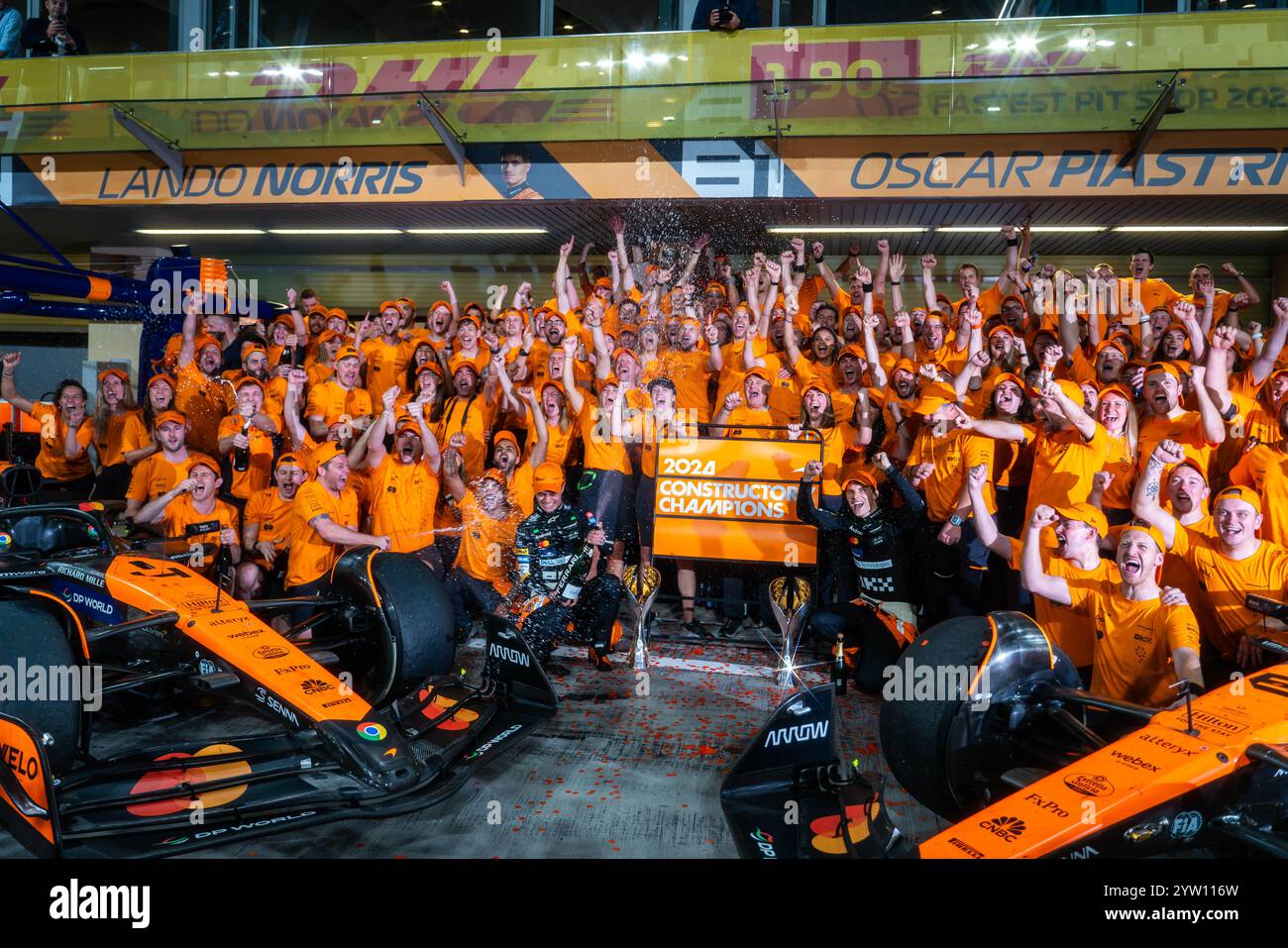 Abu Dhabi, Vereinigte Arabische Emirate. Dezember 2024. McLaren F1 Team feiert den Sieg beim Formel 1 Abu Dhabi Grand Prix auf dem Yas Marina Circuit. (Foto: Luca Martini/SOPA Images/SIPA USA) Credit: SIPA USA/Alamy Live News Stockfoto