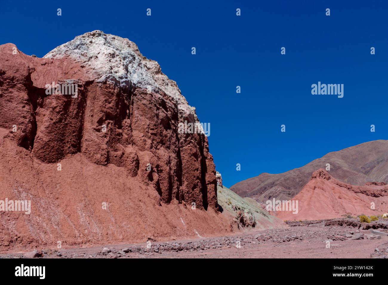 Rainbow Valley Berge in Chile, Atacama Wüste nahe San Pedro de Atacama. Bunte rote Felsformationen im Sommer unter blauem Himmel. Red Stone Valley Stockfoto