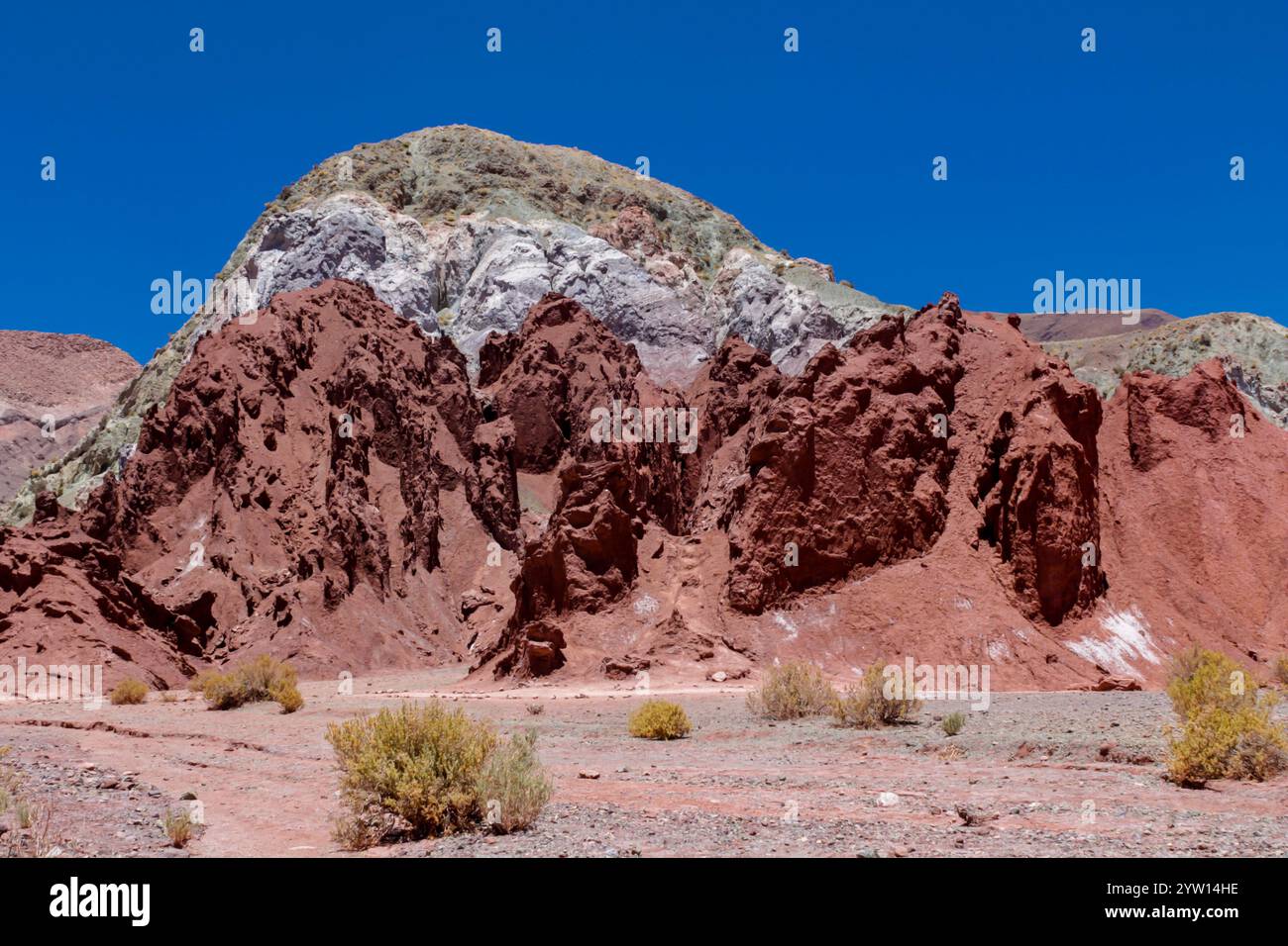 Rainbow Valley Berge in Chile, Atacama Wüste nahe San Pedro de Atacama. Bunte rote Felsformationen im Sommer unter blauem Himmel. Red Stone Valley Stockfoto