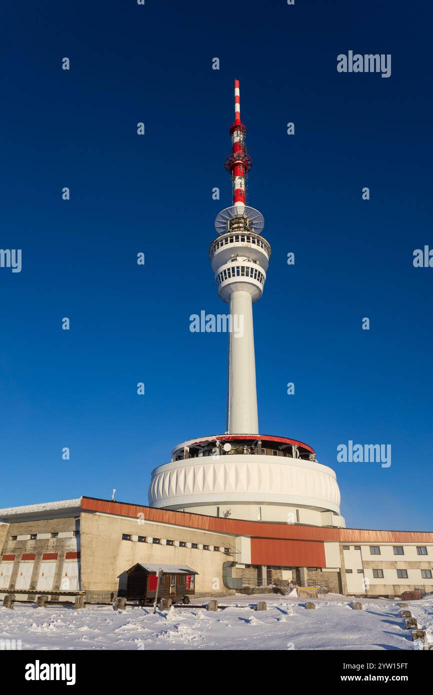 Fernseh- und Kommunikationsturm und Sender, Praded, Jeseniky Berge, Tschechien, Tschechien. Gebäude- und Architekturdenkmal am To Stockfoto