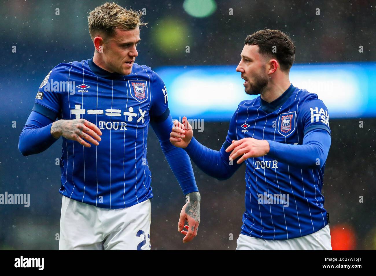 Ipswich, Großbritannien. Dezember 2024. Sam Szmodics spricht mit Conor Chaplin aus Ipswich Town während des Premier League-Spiels Ipswich Town gegen Bournemouth an der Portman Road, Ipswich, Vereinigtes Königreich, 8. Dezember 2024 (Foto: Izzy Poles/News Images) in Ipswich, Vereinigtes Königreich am 12. August 2024. (Foto: Izzy Poles/News Images/SIPA USA) Credit: SIPA USA/Alamy Live News Stockfoto