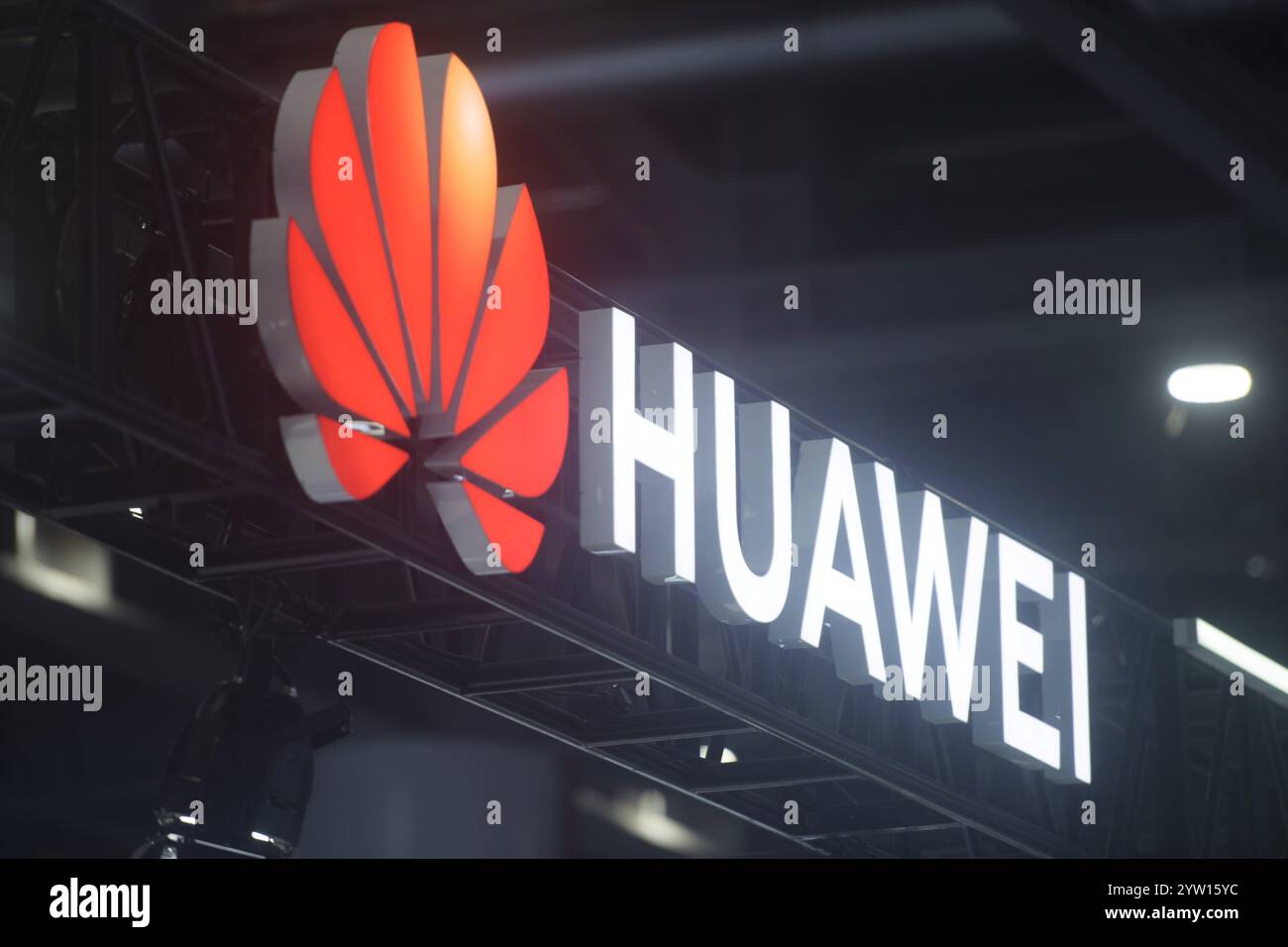 HANGZHOU, CHINA - 7. DEZEMBER 2024 - das Logo von Huawei ist auf der Zhejiang International Intelligent Transportation Industry Expo in Hangzhou abgebildet Stockfoto