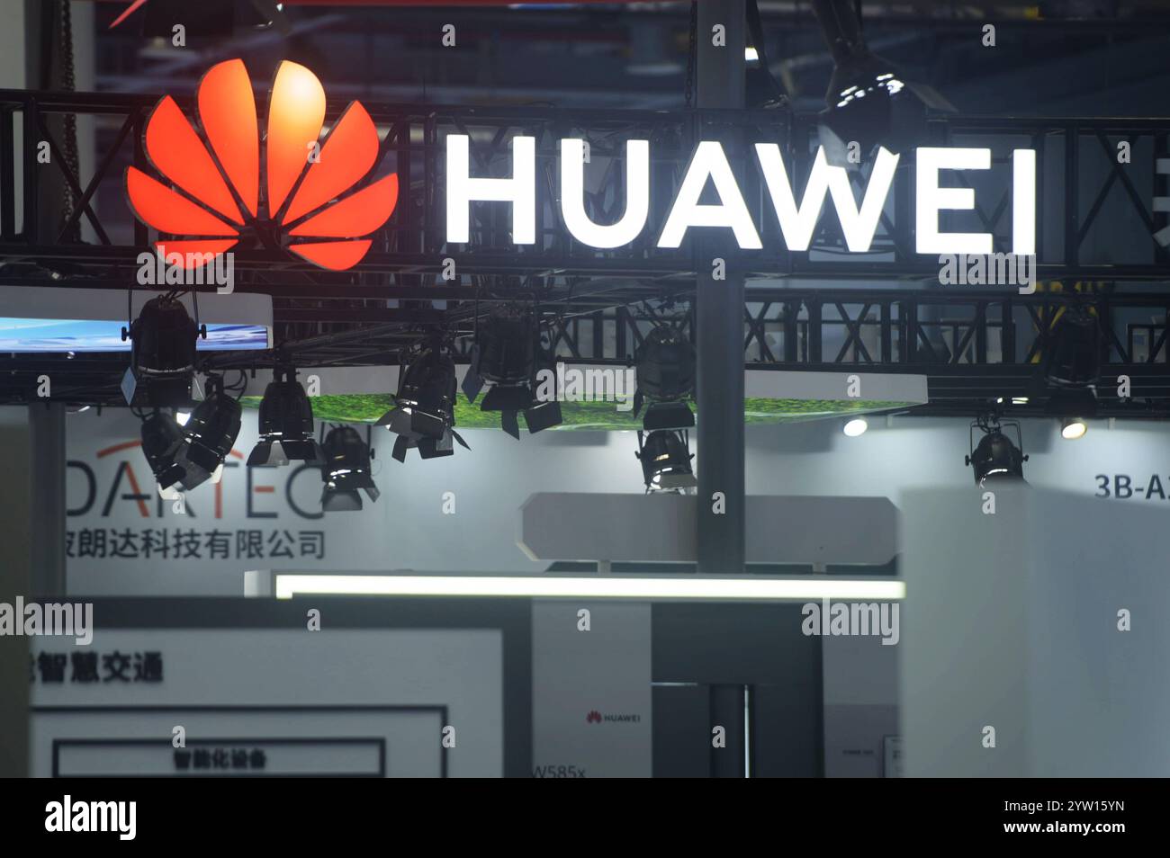 HANGZHOU, CHINA - 7. DEZEMBER 2024 - das Logo von Huawei ist auf der Zhejiang International Intelligent Transportation Industry Expo in Hangzhou abgebildet Stockfoto