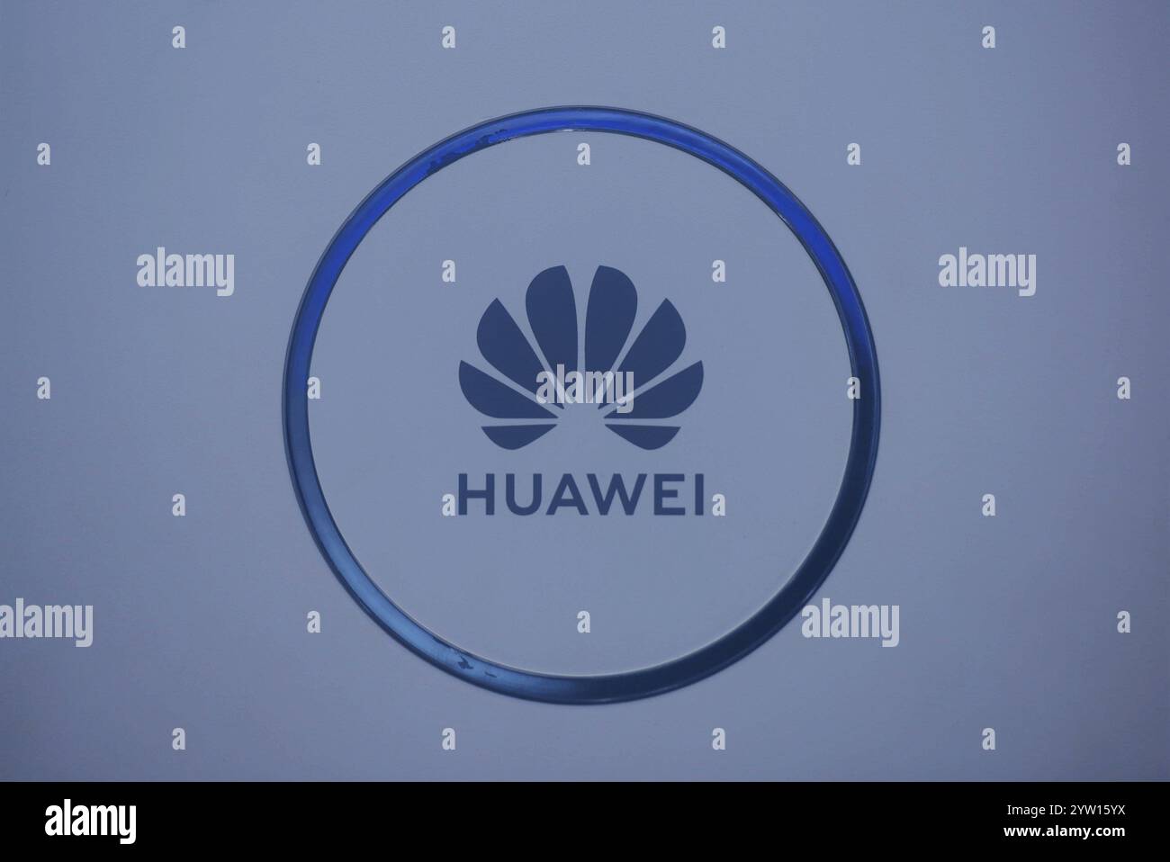 HANGZHOU, CHINA - 7. DEZEMBER 2024 - das Logo von Huawei ist auf der Zhejiang International Intelligent Transportation Industry Expo in Hangzhou abgebildet Stockfoto