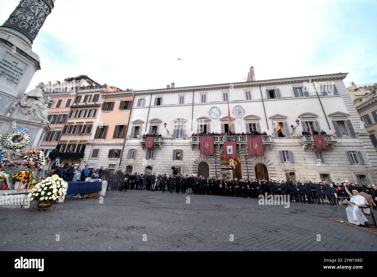 Vatikanstadt, Vatikan, 8. dezember 2024. Papst Franziskus zollt die traditionelle Hommage an die Statue der Unbefleckten Empfängnis in der Spanischen Treppe in Rom Credit: Maria Grazia Picciarella/Alamy Live News Stockfoto