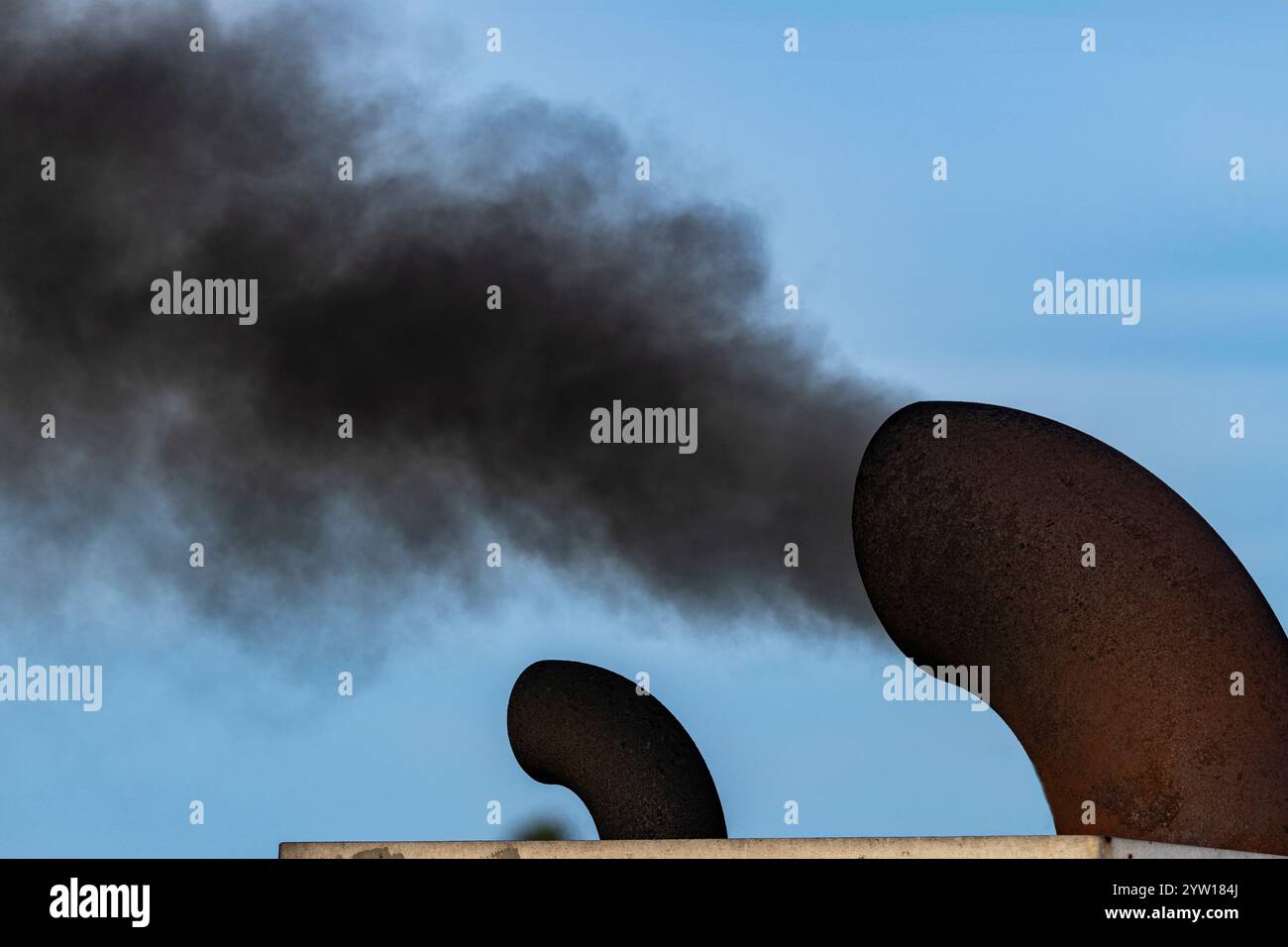 Abzugstrichter für die Fähre, der Dieseldämpfe und -Rauch aufbläst Stockfoto