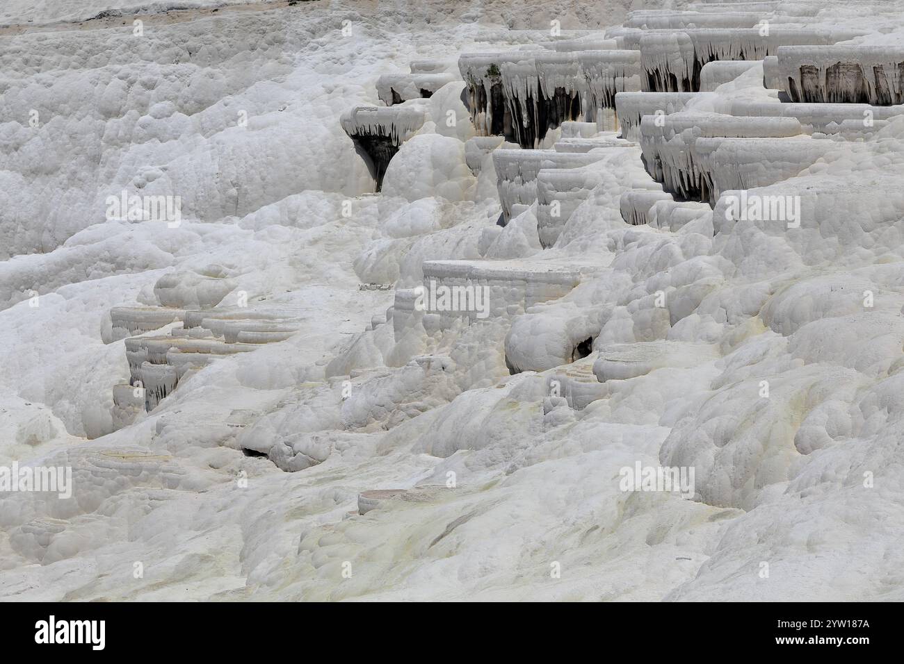 Detaillierte Textur erodierter Felsen in Pammukale, Türkei. Charakteristische Sedimentschichten und einzigartige Felsformationen mit Erdtönen Stockfoto