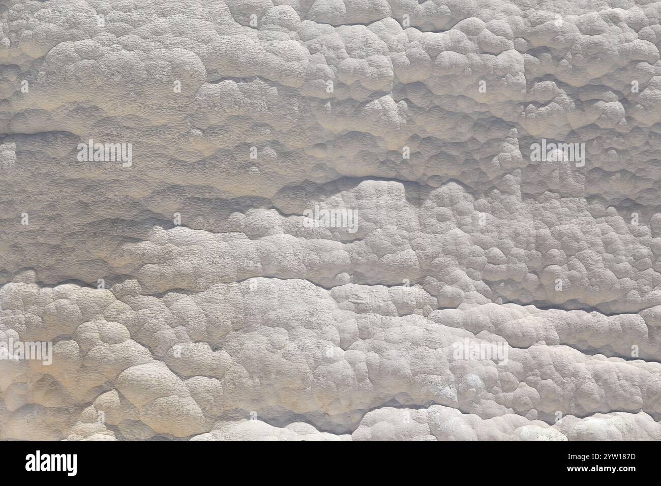 Detaillierte Textur erodierter Felsen in Pammukale, Türkei. Charakteristische Sedimentschichten und einzigartige Felsformationen mit Erdtönen Stockfoto