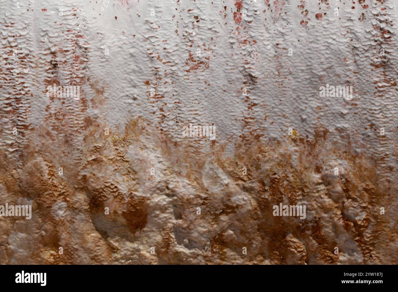 Detaillierte Textur erodierter Felsen in Pammukale, Türkei. Charakteristische Sedimentschichten und einzigartige Felsformationen mit Erdtönen Stockfoto