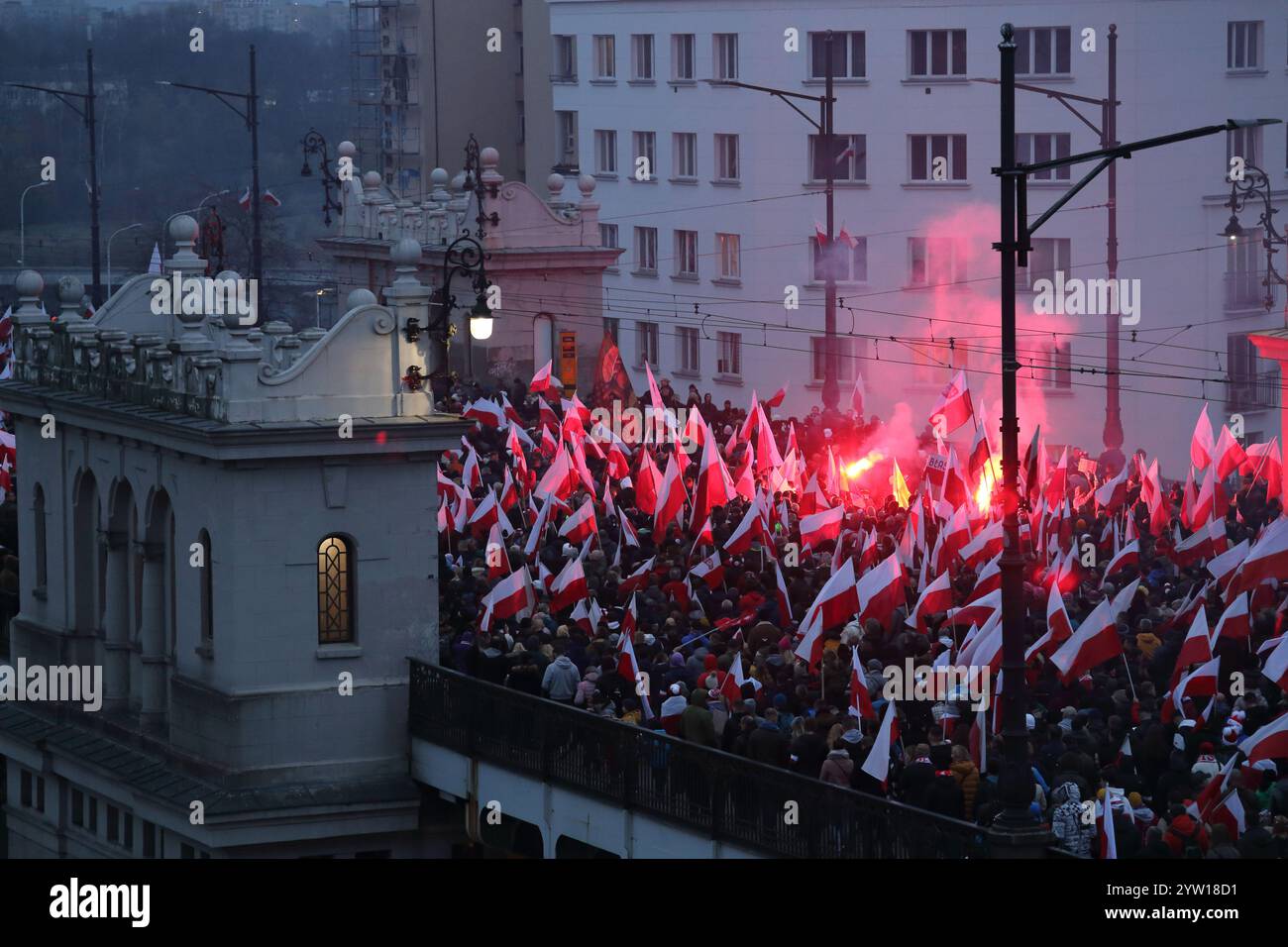 märz des Unabhängigkeitstages in Warschau am 11. November 2022. Menschenmassen, in polnische Fahnen gewickelt und in Rot und weiß gekleidet. Stockfoto