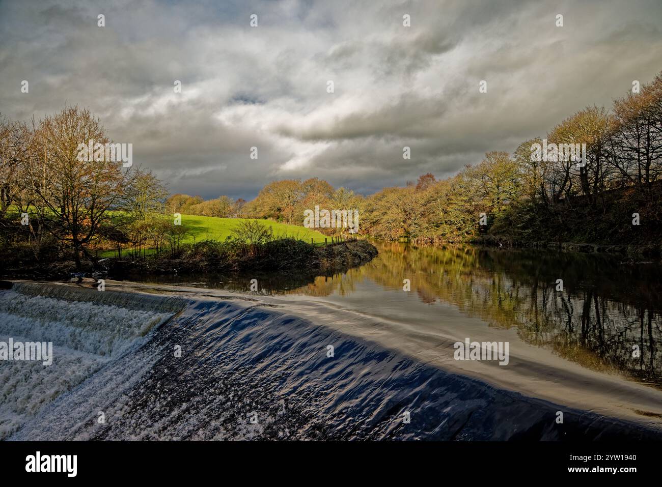 Weir am Fluss Irwell im Burrs Country Park, Bury, Lancashire. Stockfoto