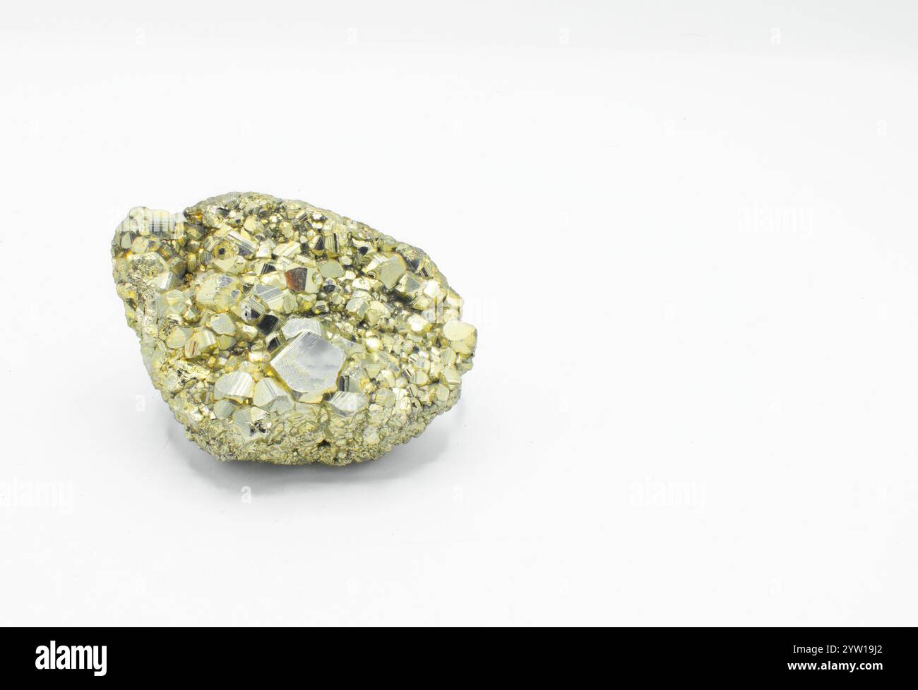 Pyrit, oder Narrengold, ist ein Eisensulfid, chemische Formel FeS2 und das am häufigsten vorkommende Sulfidmineral. Der metallische Glanz und das blassgelbe Messinggelb r Stockfoto