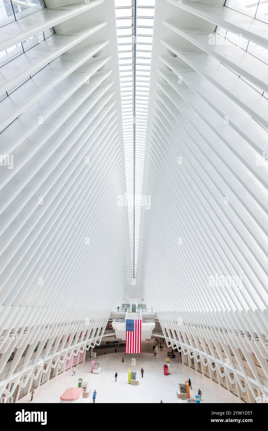 NEW YORK CITY - 18. MAI 2024: Weitwinkelansicht der modernen Architektur im World Trade Center Transportation Hub (Oculus) in Lower Manhattan, Stockfoto