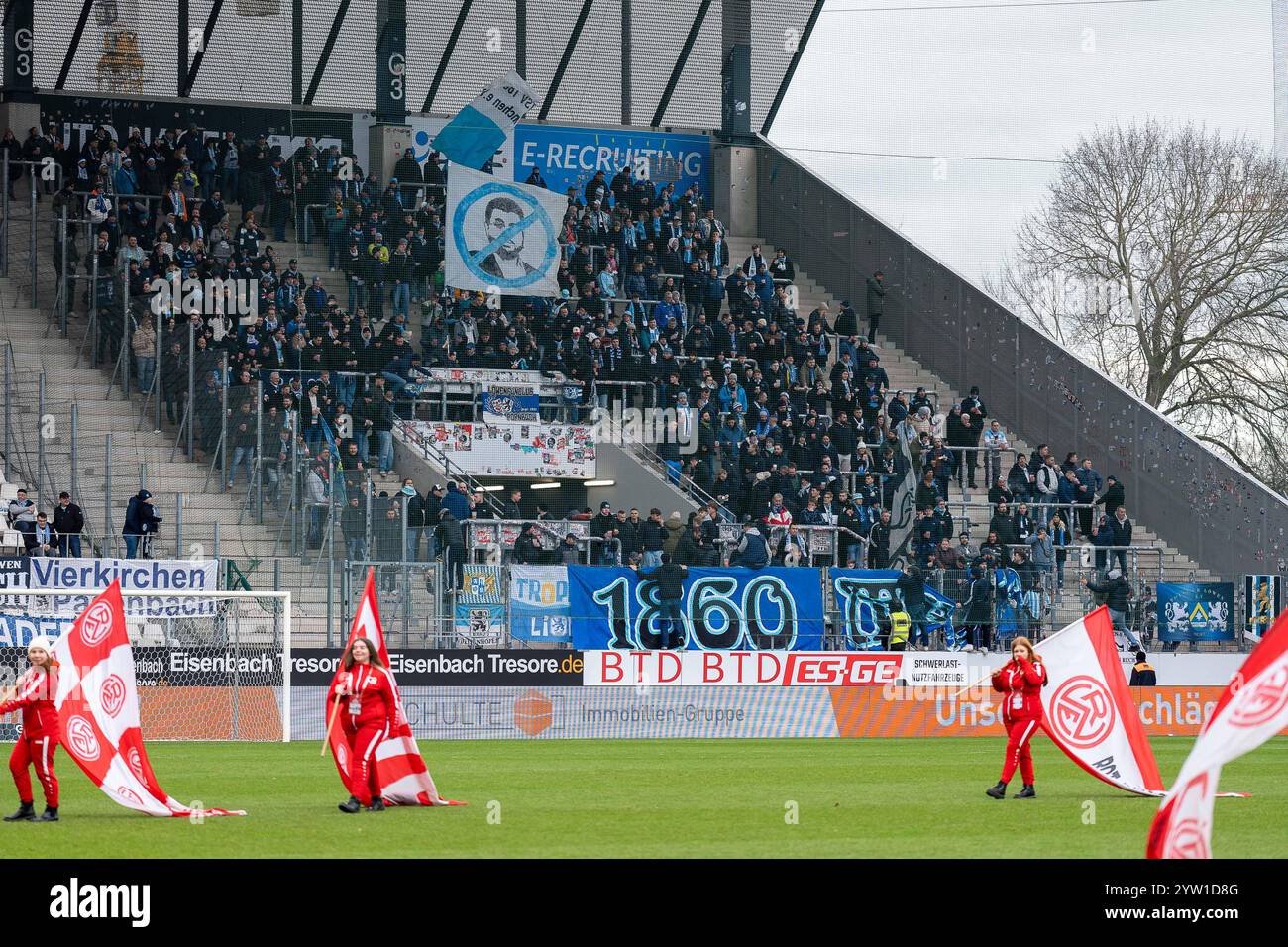 Die mitgereisten 1860 Fans im Gaesteblock des Stadions an der Hafenstraße, GER Rot-Weiss Essen vs. TSV 1860 München, Fussball, 3. Liga, Spieltag 17, Saison 2024/2025, 08.12.2024 DFB/DFL-VORSCHRIFTEN VERBIETEN JEDE VERWENDUNG VON FOTOGRAFIEN ALS BILDSEQUENZEN UND/ODER QUASI-VIDEO, Foto: Eibner-Pressefoto/Fabian Friese Stockfoto