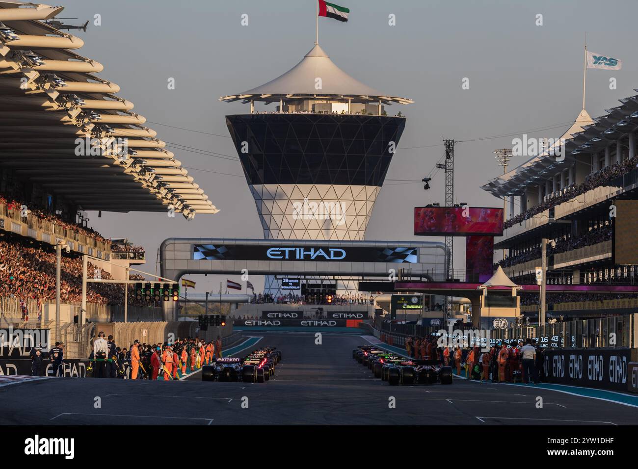 Yas Marina Circuit, Abu Dhabi, Vereinigte Arabische Emirate 8.Dezember 2024; vor dem Start des Grand Prix von Abu Dhabi während der Formel 1 Abu Dhabi GP Credit: Jay Hirano/AFLO/Alamy Live News Stockfoto