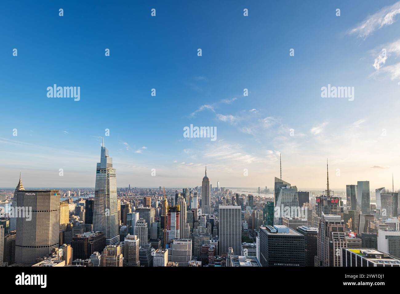 NEW YORK CITY - 23. MAI 2024: Aus der Vogelperspektive auf das Empire State Building und die Innenstadt von Manhattan in der Abenddämmerung, New York City. Stockfoto