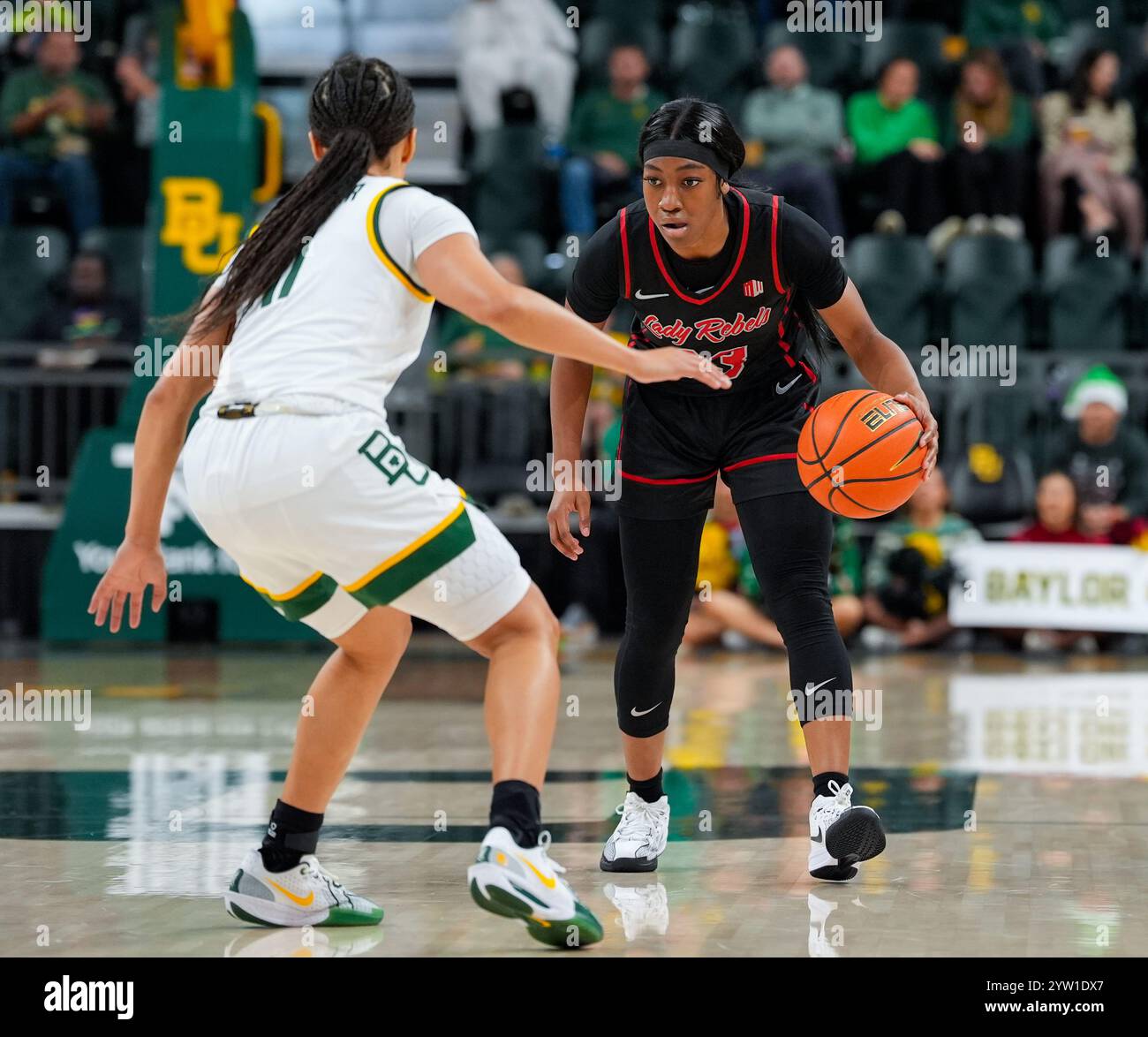 Waco, Texas, USA. Dezember 2024. Amarachi Kimpson (33) bewegt den Ball während eines Basketballspiels zwischen den Baylor Lady Bears und den UNLV Lady Rebels am 8. Dezember 2024 in Waco, Texas. Baylor gewann 71:64. (Kreditbild: © Scott Coleman/ZUMA Press Wire) NUR REDAKTIONELLE VERWENDUNG! Nicht für kommerzielle ZWECKE! Stockfoto