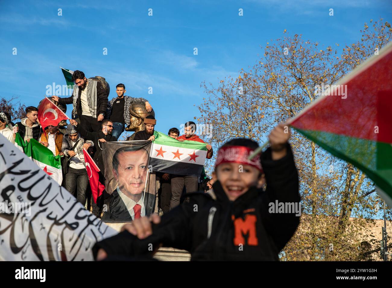 Istanbul, Türkei. Dezember 2024. Die in der Türkei lebenden Syrer feiern mit Oppositionsflaggen im Sarachane-Park, nachdem syrische Rebellen angekündigt haben, Baschar al-Assad in Istanbul zu verdrängen. (Foto: Onur Dogman/SOPA Images/SIPA USA) Credit: SIPA USA/Alamy Live News Stockfoto