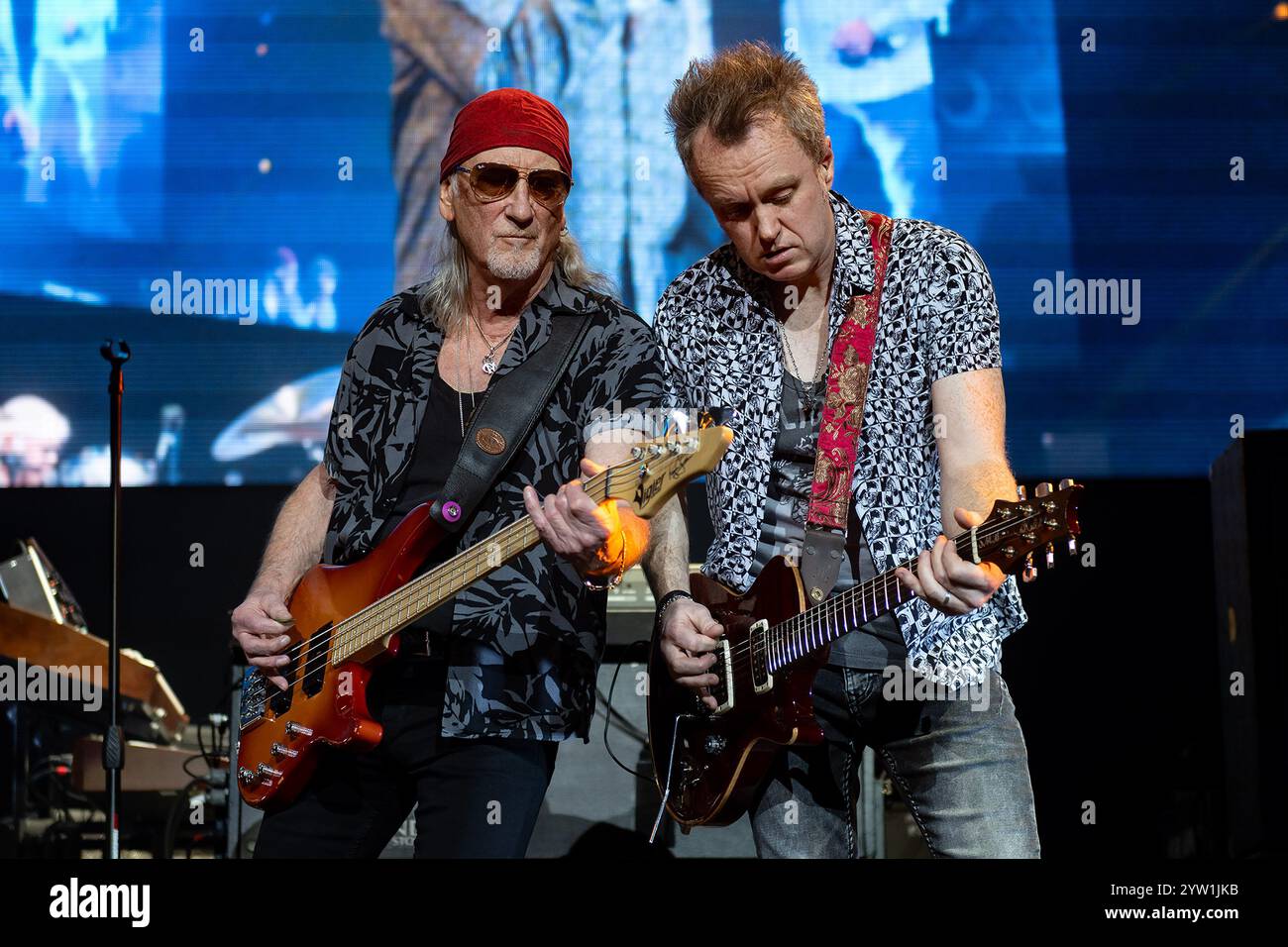 LONDON, ENGLAND: Deep Purple tritt in der O2 Arena auf. Mit: Roger Glover, Simon McBride Wo: London, Großbritannien Wann: 06 Nov 2024 Credit: Neil Lupin/WENN Stockfoto