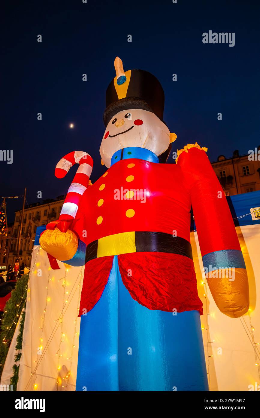 Turin, Italien. Dezember 2024. Italien Piemont Turin Piazza Bodoni - Weihnachtsmarkt von Freiwilligenverbänden V.OL.T.O Credit: Realy Easy Star/Alamy Live News Credit: Realy Easy Star/Alamy Live News Stockfoto
