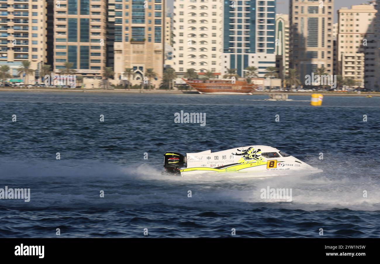 Sharjah, Vereinigte Arabische Emirate (VAE). Dezember 2024. Der US-amerikanische Fahrer des China CTIC Teams, Brent Dillard, tritt am 8. Dezember 2024 beim Grand Prix von Sharjah bei der U.I.M. World Championship in Sharjah, den Vereinigten Arabischen Emiraten (VAE) an. Quelle: Wen Xinnian/Xinhua/Alamy Live News Stockfoto
