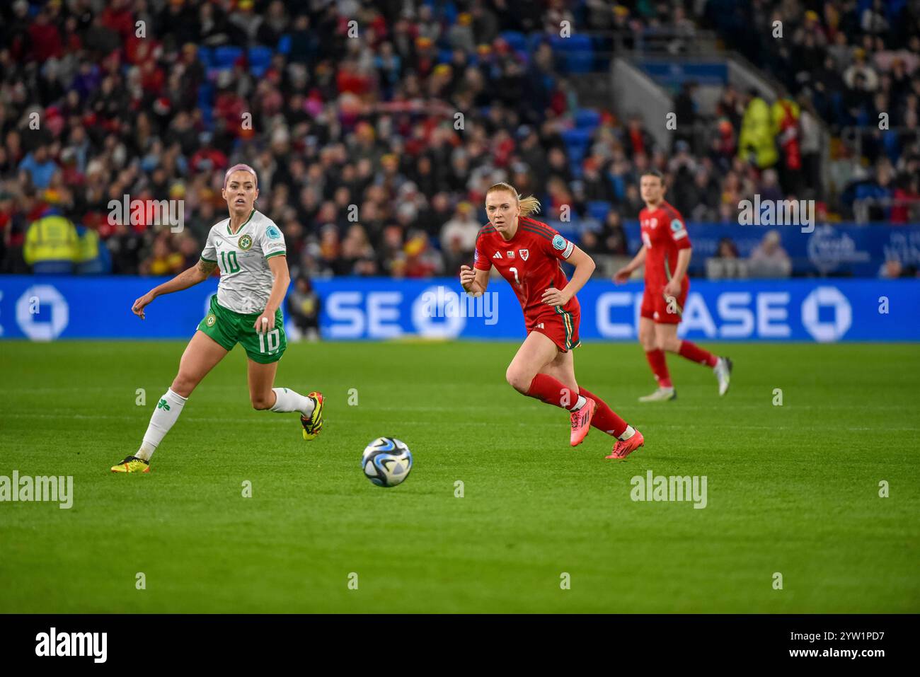 Cardiff City Stadium, Cardiff, Großbritannien. November 2024. UEFA Womens Championship QualifikationPlay offs, 2. Runde Fußball, Wales gegen Republik Irland; Ceri Holland of Wales fängt einen Pass von O'Sullivan of Ireland ab Credit: Action Plus Sports/Alamy Live News Stockfoto