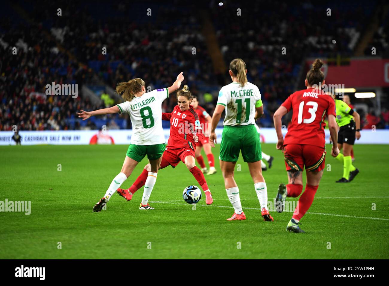 Cardiff City Stadium, Cardiff, Großbritannien. November 2024. Qualifikation für die UEFA-Frauenmeisterschaft Play offs, 2. Runde Fußball, Wales gegen die Republik Irland; Littlejohn of Ireland kämpft gegen Fishlock of Wales Credit: Action Plus Sports/Alamy Live News Stockfoto