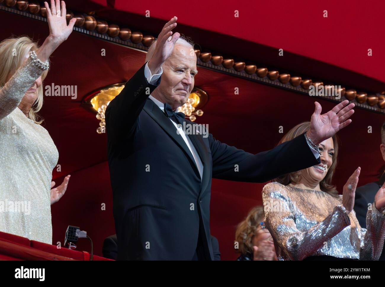 Washington DC, USA. Dezember 2024. Washington DC, USA. Dezember 2024. Washington, Usa. Dezember 2024. US-Präsident Joe Biden würdigt den Applaus, als er am Sonntag, den 8. Dezember 2024, am 47. Jährlichen Kennedy Center Honors im John F. Kennedy Center for the Performing Arts in Washington, DC, teilnimmt. Foto: Ron Sachs/UPI Credit: UPI/Alamy Live News Credit: UPI/Alamy Live News Credit: UPI/Alamy Live News Stockfoto
