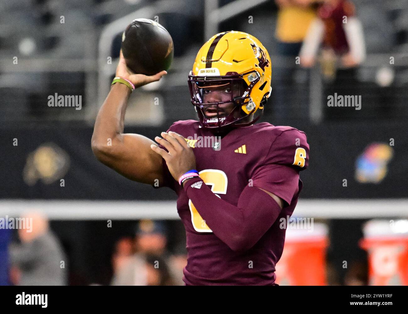 Arlington, Texas, USA. Dezember 2024. Der Quarterback der Arizona State Sun Devils Jeff Sims (6) wärmt sich beim NCAA Football-Spiel zwischen den Iowa State Zyklonen und den Arizona State Sun Devils im AT&T Stadium in Arlington, Texas auf. Matthew Lynch/CSM (Bild: © Matthew Lynch/Cal Sport Media). Quelle: csm/Alamy Live News Stockfoto