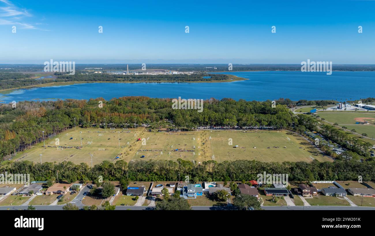 Lakeland, FL, USA - 7. Dezember 2024: Blick aus der Vogelperspektive auf den Lake Parker Soccer Complex, Lakeland, Florida, USA. Stockfoto