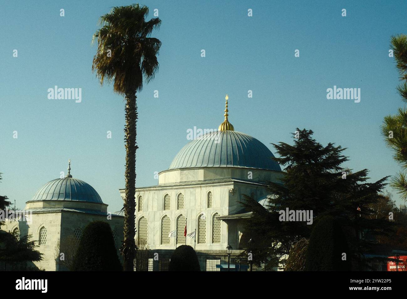 Die historische und beliebte Sultan-Ahmed-Moschee oder Blaue Moschee mit ihrer wunderschönen klassischen osmanischen Architektur Stockfoto