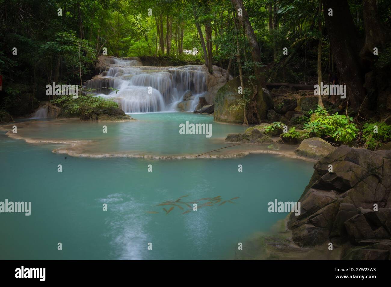 Der Erawan Wasserfall gilt weithin als einer der schönsten in Kanchanaburi, Thailand im Erawan Nationalpark. Stockfoto