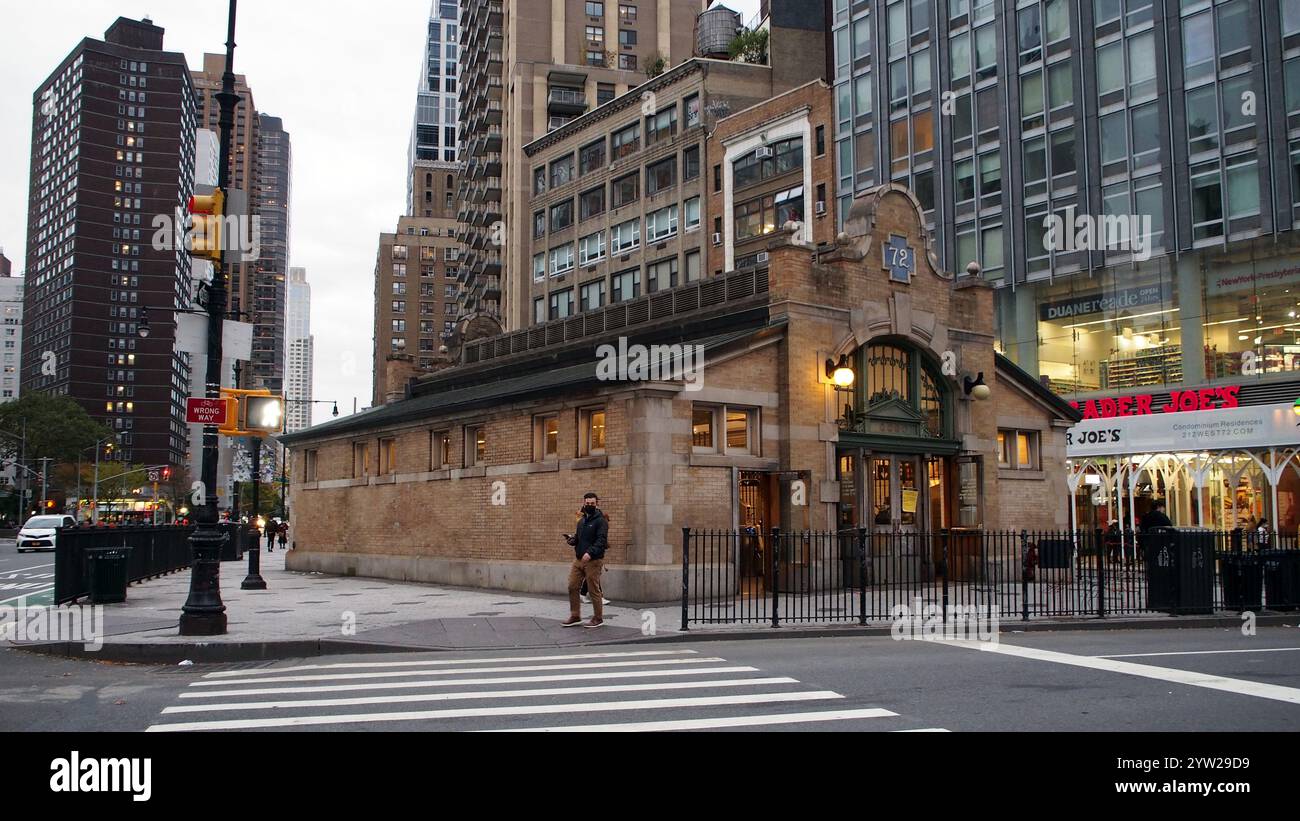 U-Bahn-Station 72nd Street, Eingangspavillon, Blick am frühen Abend, New York, NY, USA Stockfoto