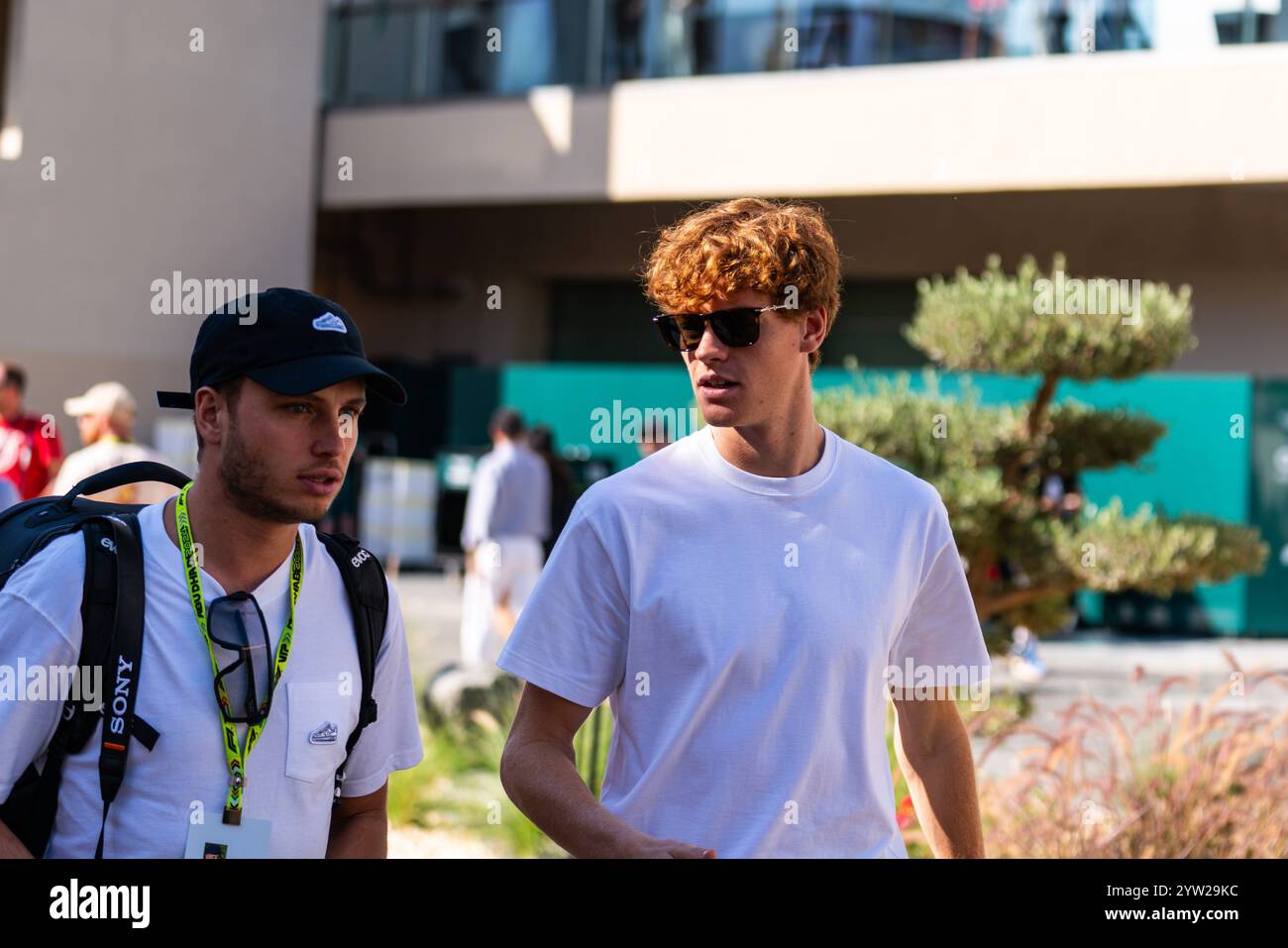 Abu Dhabi, Vereinigte Arabische Emirate. Dezember 2024. Yannik Sinner im Fahrerlager auf dem Yas Marina Circuit für den Formel 1 Abi Dhabi Grand Prix (Foto: Luca Martini/SOPA Images/SIPA USA) Credit: SIPA USA/Alamy Live News Stockfoto