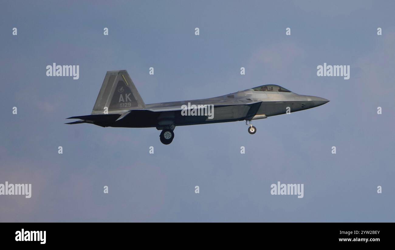 Die USAF F-22 der 525th Expeditionary Fighter Squadron aus der Joint Base Elmendorf-Richardson wurde auf der Kadena Air Base als Hauptstützpunkt eingesetzt. Stockfoto